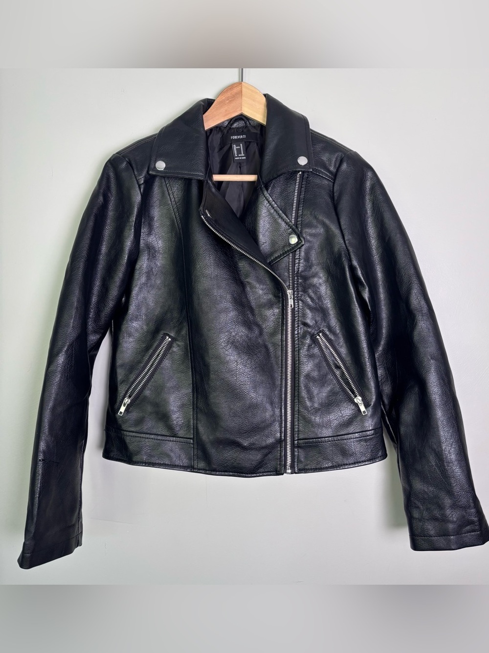 Forever 21 Faux Leather Cropped Moto Jacket-Black-Size Medium-Zippers-Biker